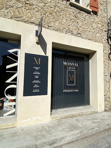 La fa&ccedil;ade de la boutique Monval Shop &agrave; Montbrun-les-Bains